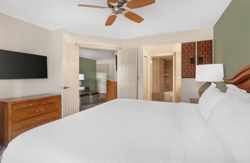 Northeast Santa Fe Hotel | Comfortable Suite Ideal for Exploring Downtown Santa Fe – Walkable Locale