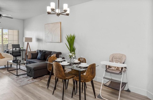 North Scottsdale Apartment | Comfy 2BR-Pool, Yoga Rm, Gym, Cabanas, BBQ,Prkng
