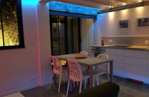 Honfleur House | Connected tiny house 2 bedrooms terrace private parking giant cinema screen