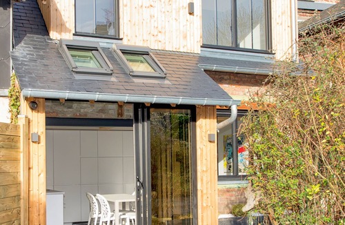 Honfleur House | Connected tiny house 2 bedrooms terrace private parking giant cinema screen