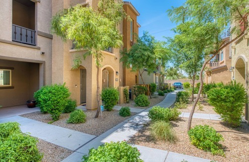 Deer Valley Condo | Contemporary House in gated community with swimming pools.