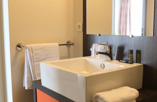 Chevilly-Larue Hotel | Convenient Studio Near Paris Expo, Orly Airport and Tram Access