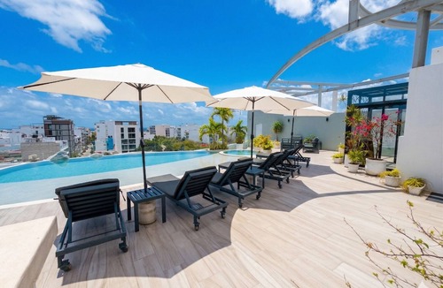 Luis Donaldo Colosio Apartment | Corner Apartment w/Large Private Balcony - Pool Rooftop - 3 Blocks to Beach