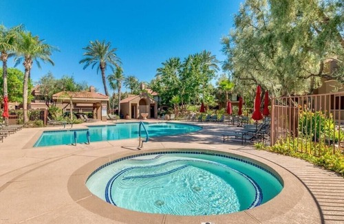 Paradise Valley Village Condo | Cozy 1-bedroom condo with 1 car garage in beautiful Scottsdale