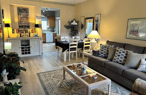 Green Valley House | Cozy 2 bed 2 bath Santa Fe style, 55+ Senior Community Green Valley town home.