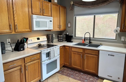 Green Valley House | Cozy 2 bed 2 bath Santa Fe style, 55+ Senior Community Green Valley town home.