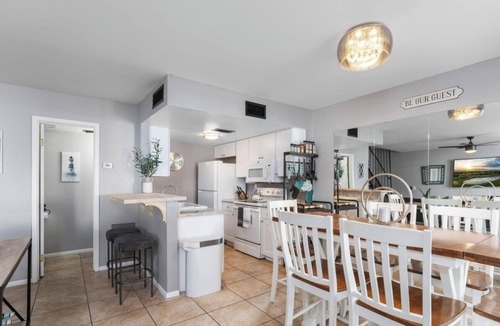 Lake Havasu City Condo | Cozy 2-Bed Lake Havasu Gem - Steps to Lake & Dining!