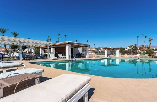 Lake Havasu City Condo | Cozy 2-Bed Lake Havasu Gem - Steps to Lake & Dining!