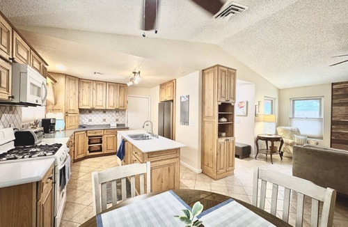 Henderson House | Cozy 2-bedroom house in Henderson with WiFi, AC, Solar