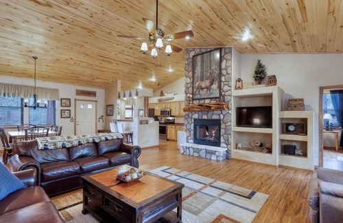 Torreon Cabin | Cozy 3-bedroom cabin w/gorgeous outdoor deck in Show Low