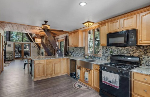 Munds Park Cabin | Cozy 3-Bedroom + Loft Mountain Retreat with Covered Hot Tub Near Flagstaff