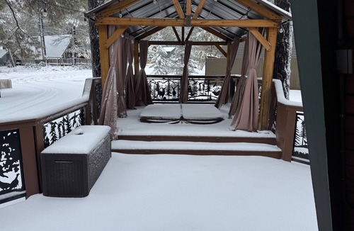 Munds Park Cabin | Cozy 3-Bedroom + Loft Mountain Retreat with Covered Hot Tub Near Flagstaff