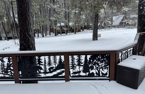 Munds Park Cabin | Cozy 3-Bedroom + Loft Mountain Retreat with Covered Hot Tub Near Flagstaff