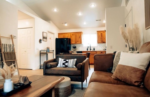 Williams House | Cozy at the Canyon - Steps from Route 66