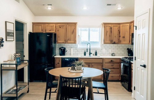 Williams House | Cozy at the Canyon - Steps from Route 66