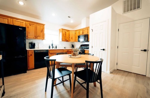 Williams House | Cozy at the Canyon - Steps from Route 66