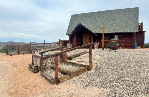 Valentine Cabin | Cozy cabin with 1 bedroom and WiFi, AC in delightful Kingman