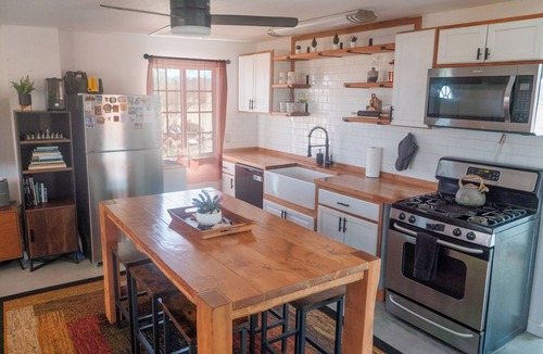 Landers Cabin | Cozy Cabins w/Hot Tub, Mini Golf, Movie Theatre, Stargazing, Private 2.5 Acres