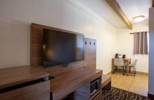 West Sedona Hotel | Cozy Comfort Queen Room Near Thunder Mountain