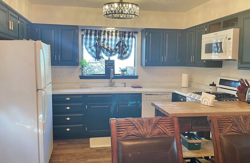 Prescott Cabin | Cozy Family Friendly Lodge, 2 Games Rooms, Hot Tub, EV Charger