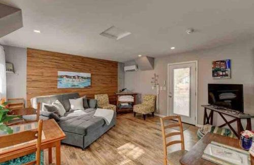 Diamond Valley House | Cozy Guesthouse with view from large deck