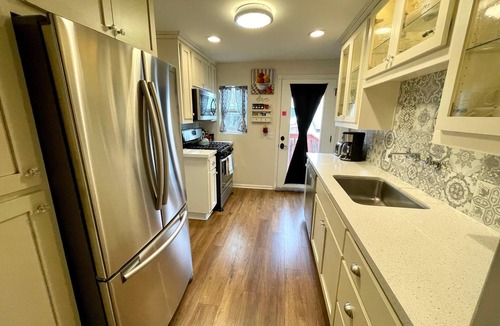 Prescott House | Cozy Historic Farmhouse-2 Bedroom Downstairs Unit - Walk Downtown & Whiskey Row