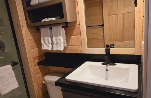 Page Villa | Cozy Tiny Home King Room #18B