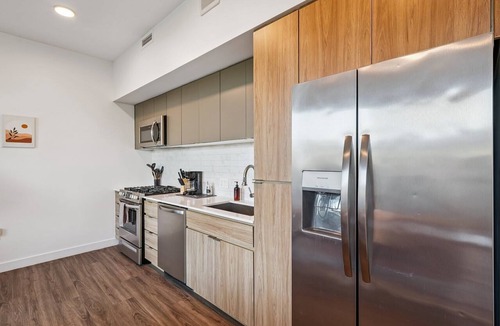 Downtown Phoenix Apartment | CozySuites Adeline SDO - valet parking, gym, pool!