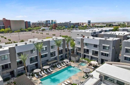 Glendale Sports and Entertainment District Apartment | CozySuites at Zone Westgate