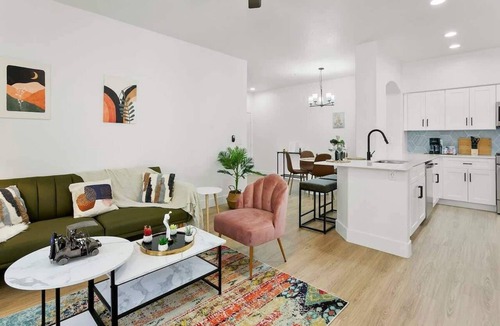 Glendale Sports and Entertainment District Apartment | CozySuites by the stadium w/pool 07
