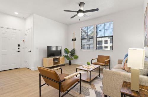 Glendale Sports and Entertainment District Apartment | CozySuites Glendale by the stadium with pool 13