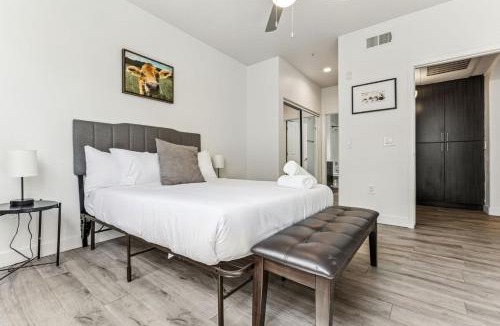 Glendale Sports and Entertainment District Apartment | CozySuites Glendale by the stadium w pool 27