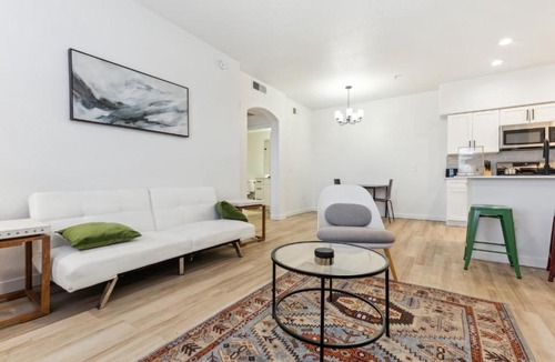 Glendale Sports and Entertainment District Apartment | CozySuites Glendale by the stadium with pool 19