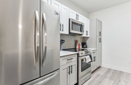 Glendale Sports and Entertainment District Apartment | CozySuites Glendale - Westgate with pool! 06