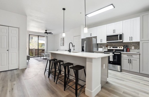 Glendale Sports and Entertainment District Apartment | CozySuites Glendale - Westgate with pool! 08