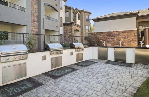 Glendale Sports and Entertainment District Apartment | CozySuites Glendale walk to stadium w/ pool & gym!