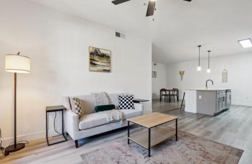 Glendale Sports and Entertainment District Apartment | CozySuites in Glendale Westgate with pool #07