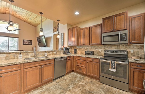 Sierra Pines Cottage | Deck & Views: Dog-friendly Cabin in Show Low!