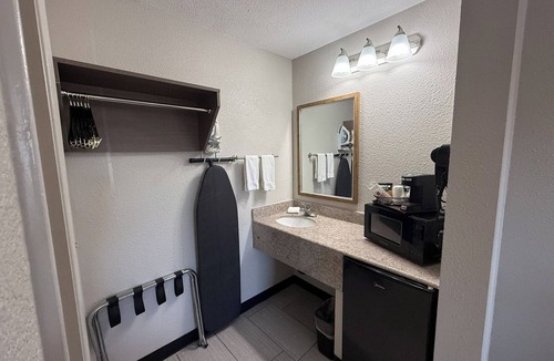 Tucson Hotel | Deluxe Queen Room — Clean & Perfectly Designed for a Relaxing Couples’ Getaway