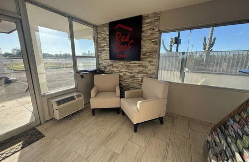 Tucson Hotel | Deluxe Queen Room — Clean & Perfectly Designed for a Relaxing Couples’ Getaway