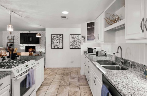 Paradise Plaza House | Desert Hideaway I Pool I Tiki Bar I Bocce