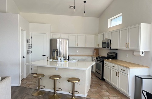 The Bluffs House | Desert Oasis by the Fairway- Pet/family friendly sleeps 10 3bd 2bath huge yard!