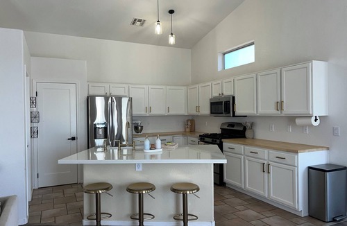 The Bluffs House | Desert Oasis by the Fairway- Pet/family friendly sleeps 10 3bd 2bath huge yard!