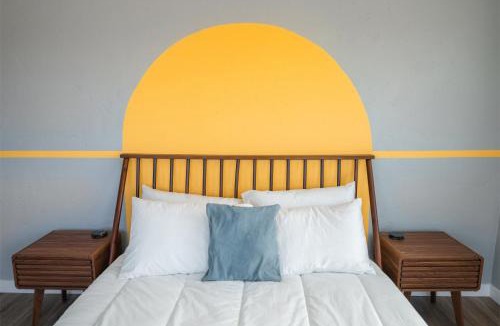 Landers House | Desert Oasis - Firepit, Stargazing, Kitchen Essentials, 5 Acres, & Joshua Trees - Sleeps 6 Comfortably, 7 with Sofa, 8 Maximum