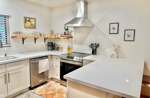 Westside Development House | Desert Playhouse Pool Putt Lounge Watch Wildlife Pets 10 min to Downtown