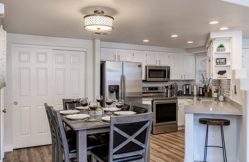 North Mountain Condo | Desert retreat gated, 3 pools, King beds, cable, WiFi, free parking, PAC MAN