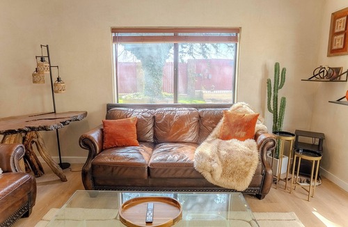 Cottonwood-Verde Village House | Desert Rose Retreat ~ Sleeps 20 ~ Private Casita ~ 15 Min to Sedona