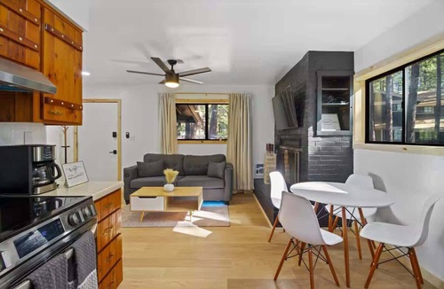 Pinetop Cabin | Designer Cabin | Forest View Close to Downtown