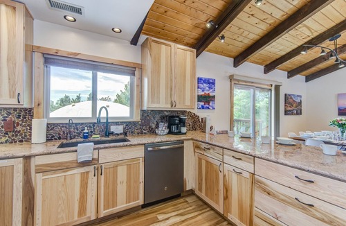 West Sedona House | Discover luxury at Sedona Sugarloaf Dream: 4BR, 3BA with stunning red rock views.
