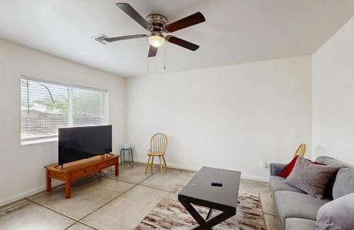 Oak Flower House | Dog-Friendly Getaway w/Yard in Tucson!